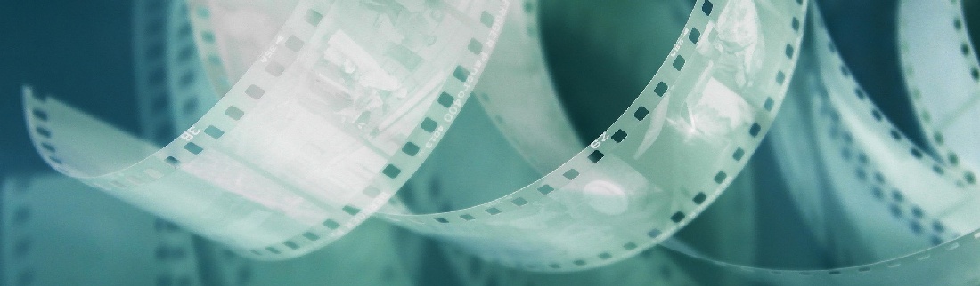Filmový pás, který má po svých krajích vyražené pravidelné otvory
