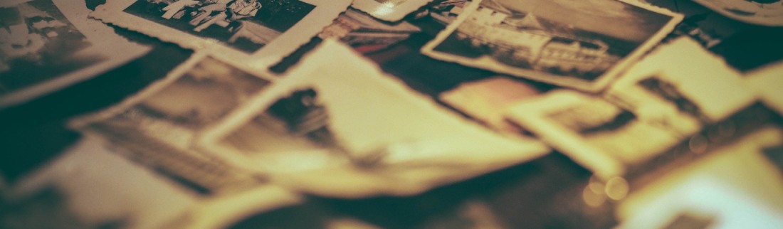 Detail různých fotografií na stole